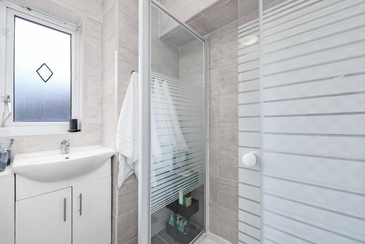 Stylish Excel 3 Bedroom Flat London Bagian luar foto